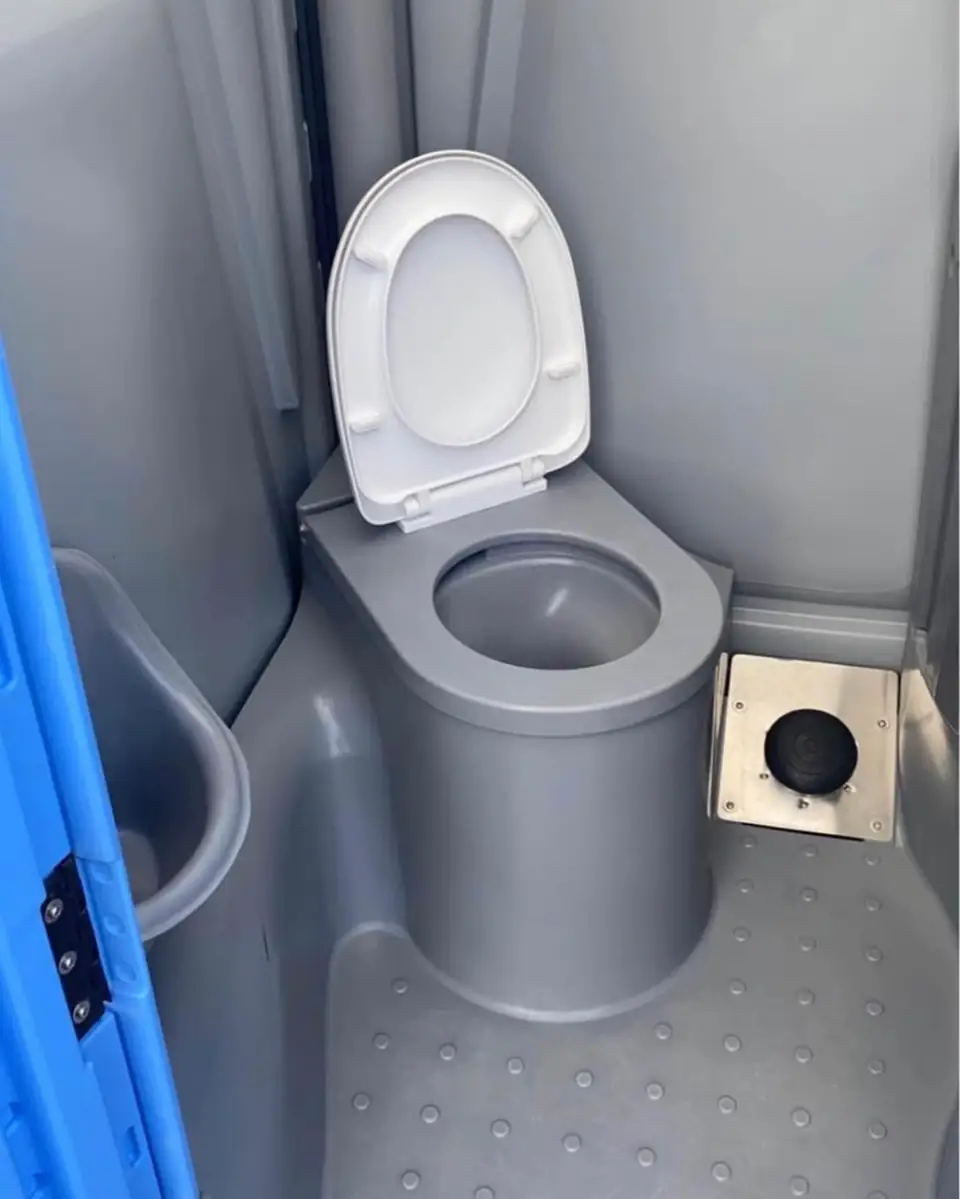 Flushing portable toilet with a lidded seat and foot-pedal flush